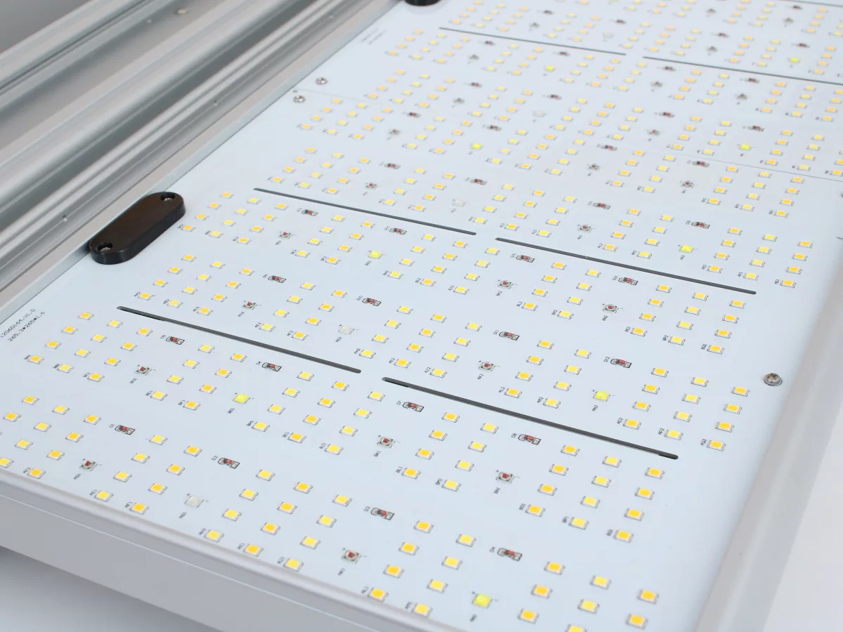 Sistema LED Aura 640 w de SOLUX: Eficiencia y Durabilidad en Jardines Verticales