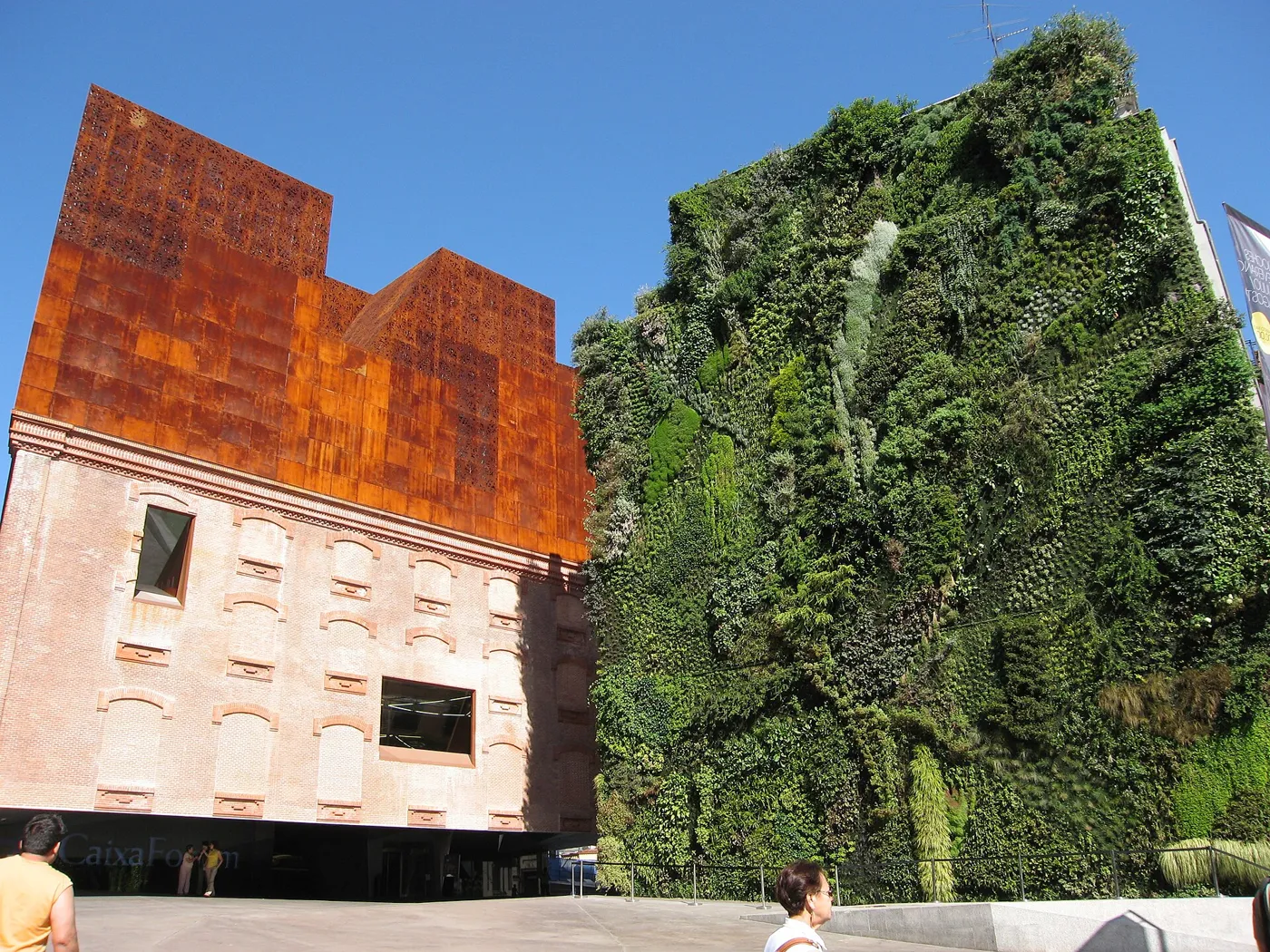 Jardín vertical de gran formato en una fachada
