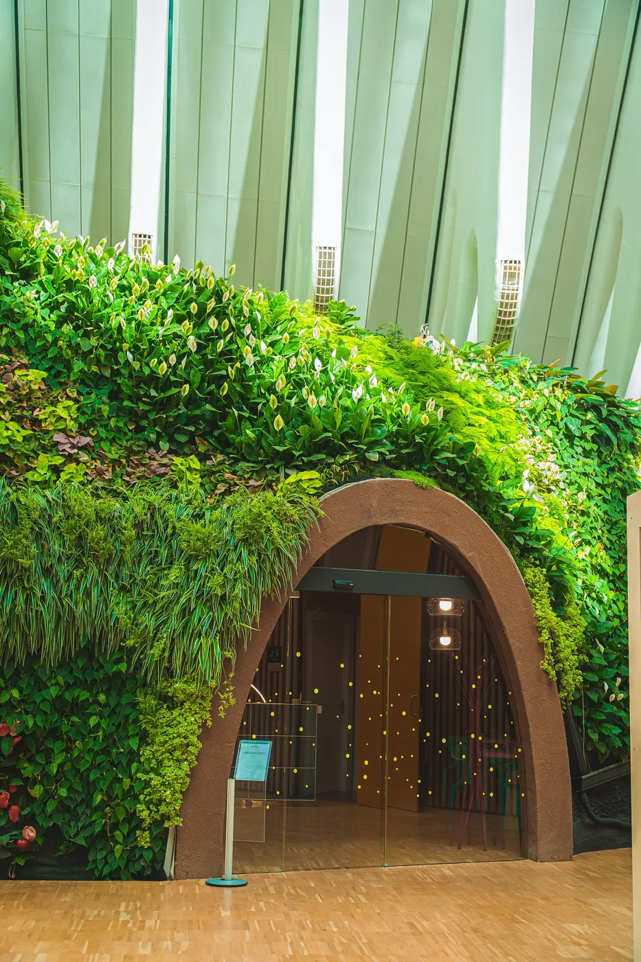 Jardín vertical envolvente en la entrada de un restaurante