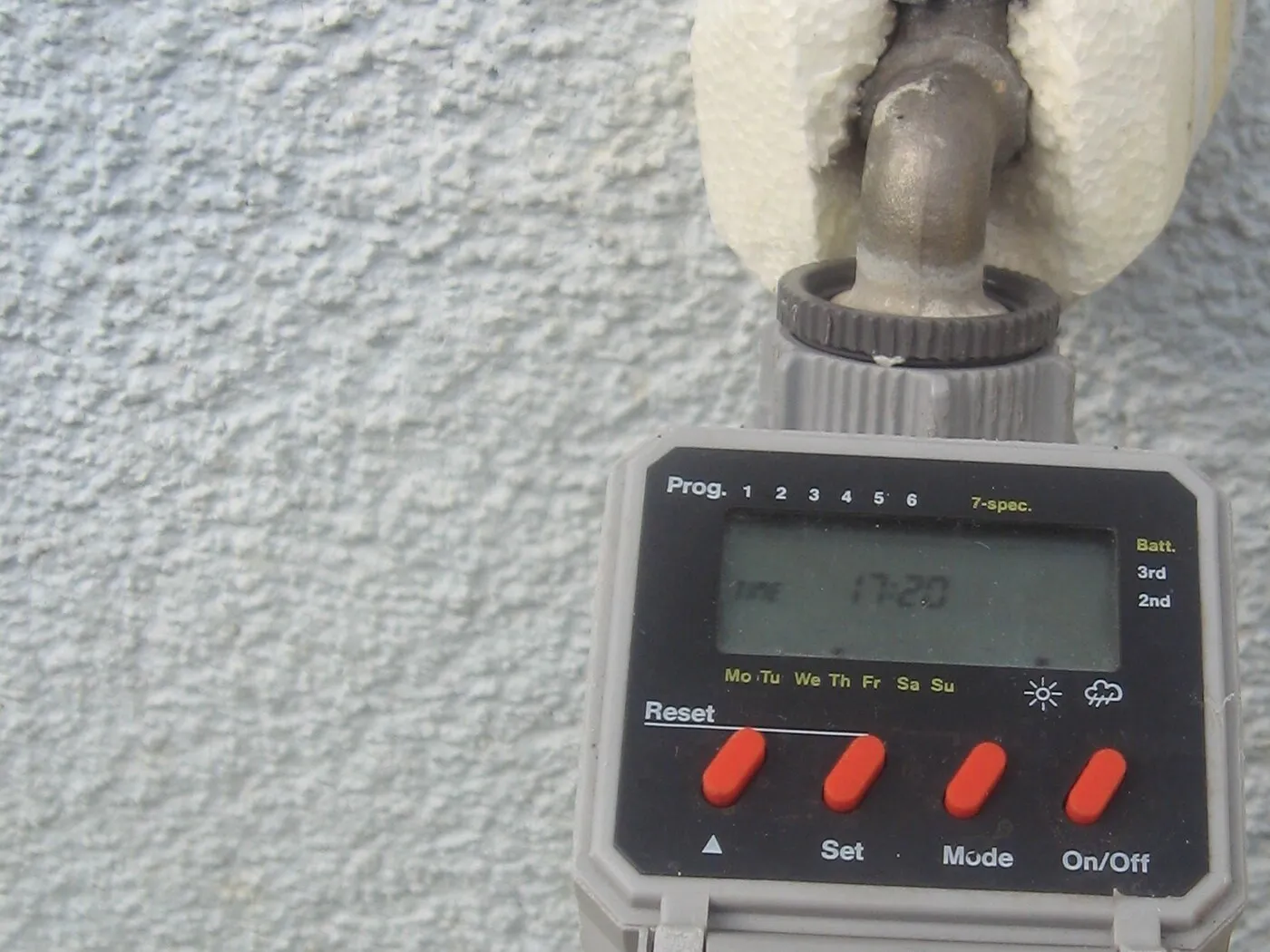 Programador de riego conectado a un grifo exterior